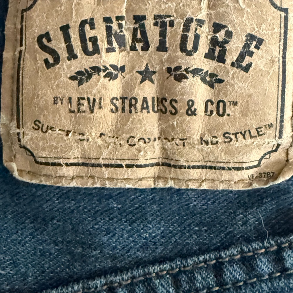 Levi's Relaxed fit. 30x30 super soft. 100% cotton. Good condition.